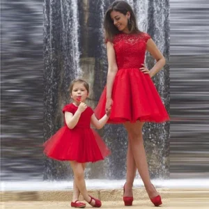 Robe de cocktail rouge avec haut en dentelle pour maman et moi