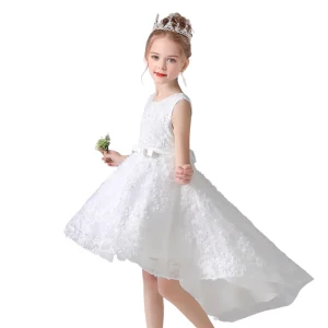 Robe de princesse fleurie en dentelle à dos long