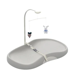 Plan à langer bébé contouré facile à nettoyer avec sangle de sécurité, base antidérapante et plateau de jouets mobile amovible pour nurserie et tables à langer