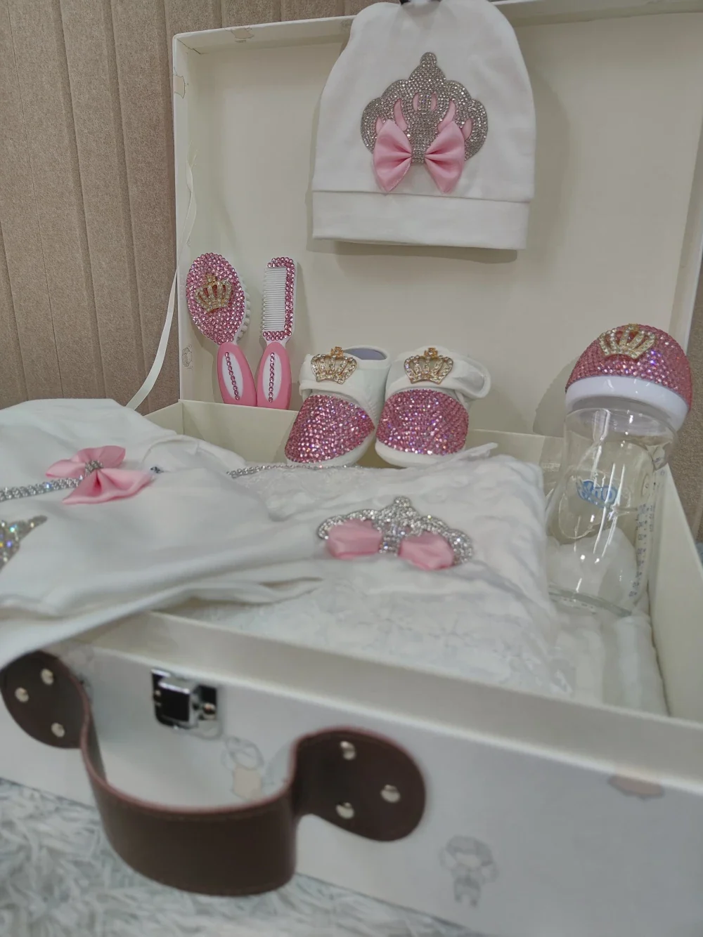 Coffret cadeau Welcome Home Precious Baby 10 pièces – Articles essentiels pour révéler le sexe de bébé avec couverture, biberon et accessoires (bleu/rose) – Image 2