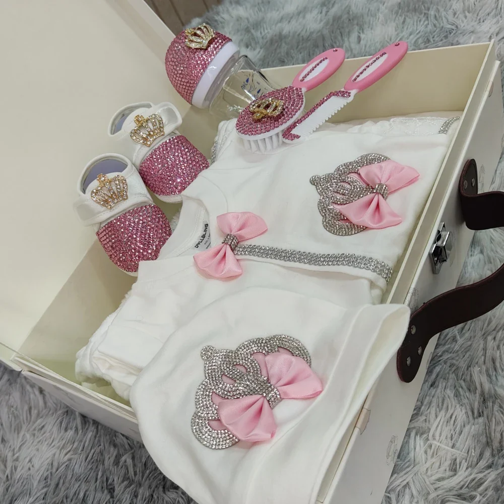 Coffret cadeau Welcome Home Precious Baby 10 pièces – Articles essentiels pour révéler le sexe de bébé avec couverture, biberon et accessoires (bleu/rose) – Image 7
