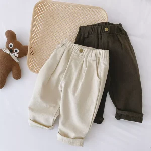 Pantalons solides pour enfants : des vêtements polyvalents pour toutes les saisons