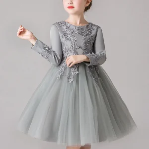 Robe de princesse à manches longues et haut brodé de fleurs