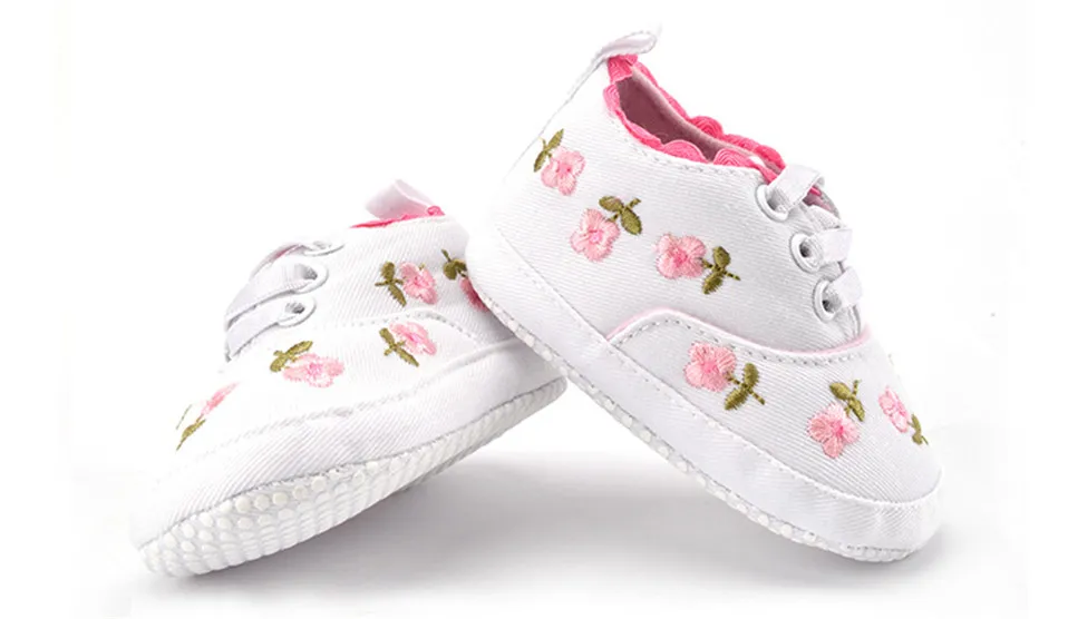 Chaussures bébé fille en dentelle blanche à fleurs