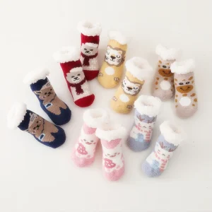 Chaussettes en coton épais avec de jolis motifs pour bébé