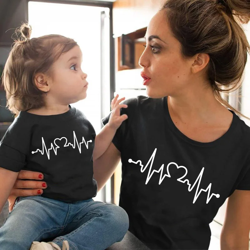 Tenues familiales assorties pour maman et enfant – Image 2