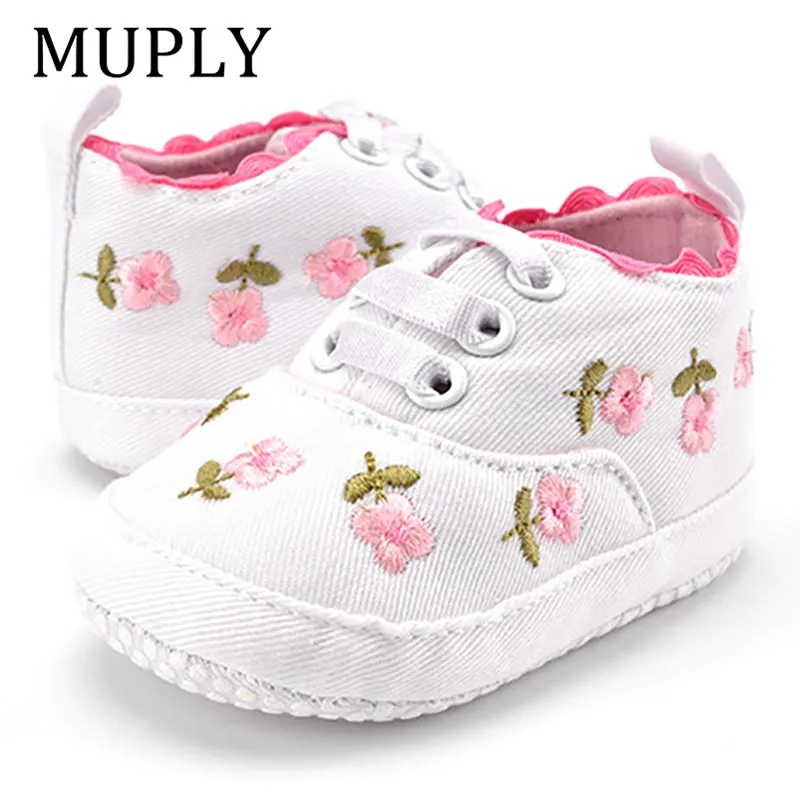 Chaussures bébé fille en dentelle blanche à fleurs – Image 2