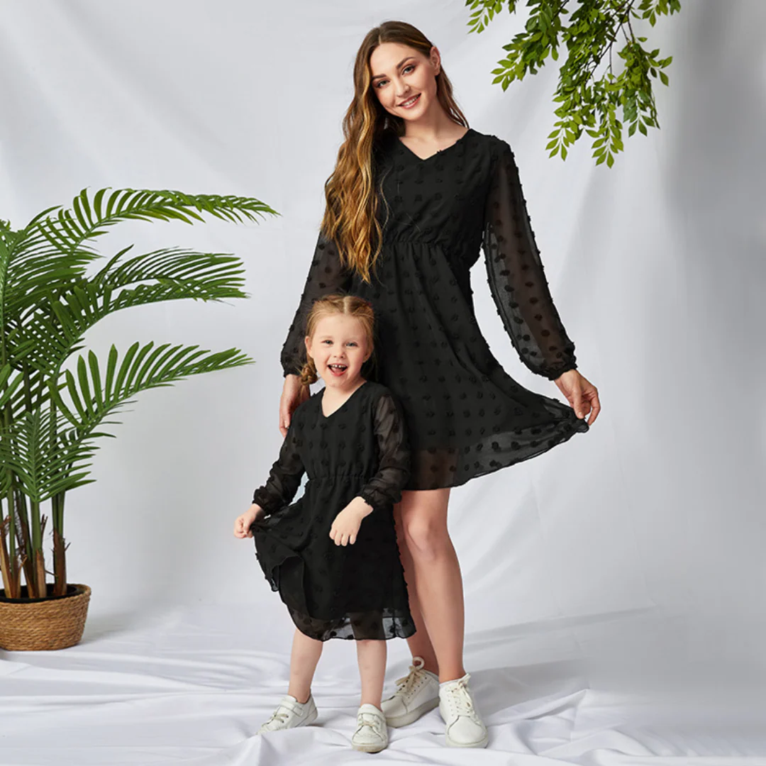 Robe maman et moi à manches transparentes et texture à pois – Image 3