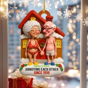 Boule de Noël personnalisée « S’ennuyer mutuellement » – Prénoms du couple, année & carnation à choisir