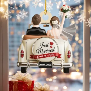 Boule de Noël personnalisée « Just Married » – Prénoms des mariés, teintes de peau & date du mariage sur mesure | Cadeau décoratif en bois pour voiture, spécial jeunes mariés