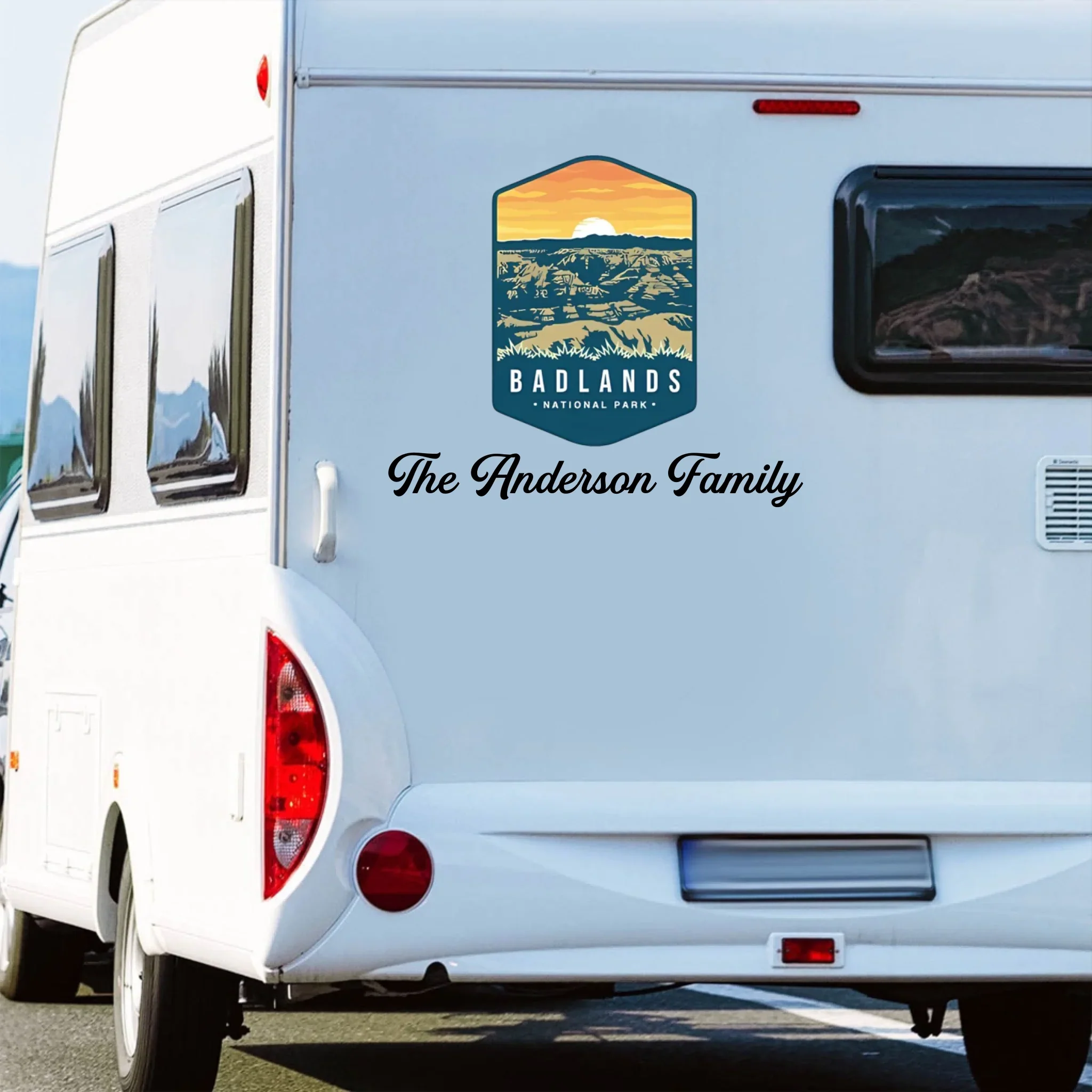Autocollant de camping VR personnalisé – Sticker personnalisé Parc national des Badlands | Autocollant durable et résistant aux intempéries avec nom de famille pour camping-car, voiture et fenêtre