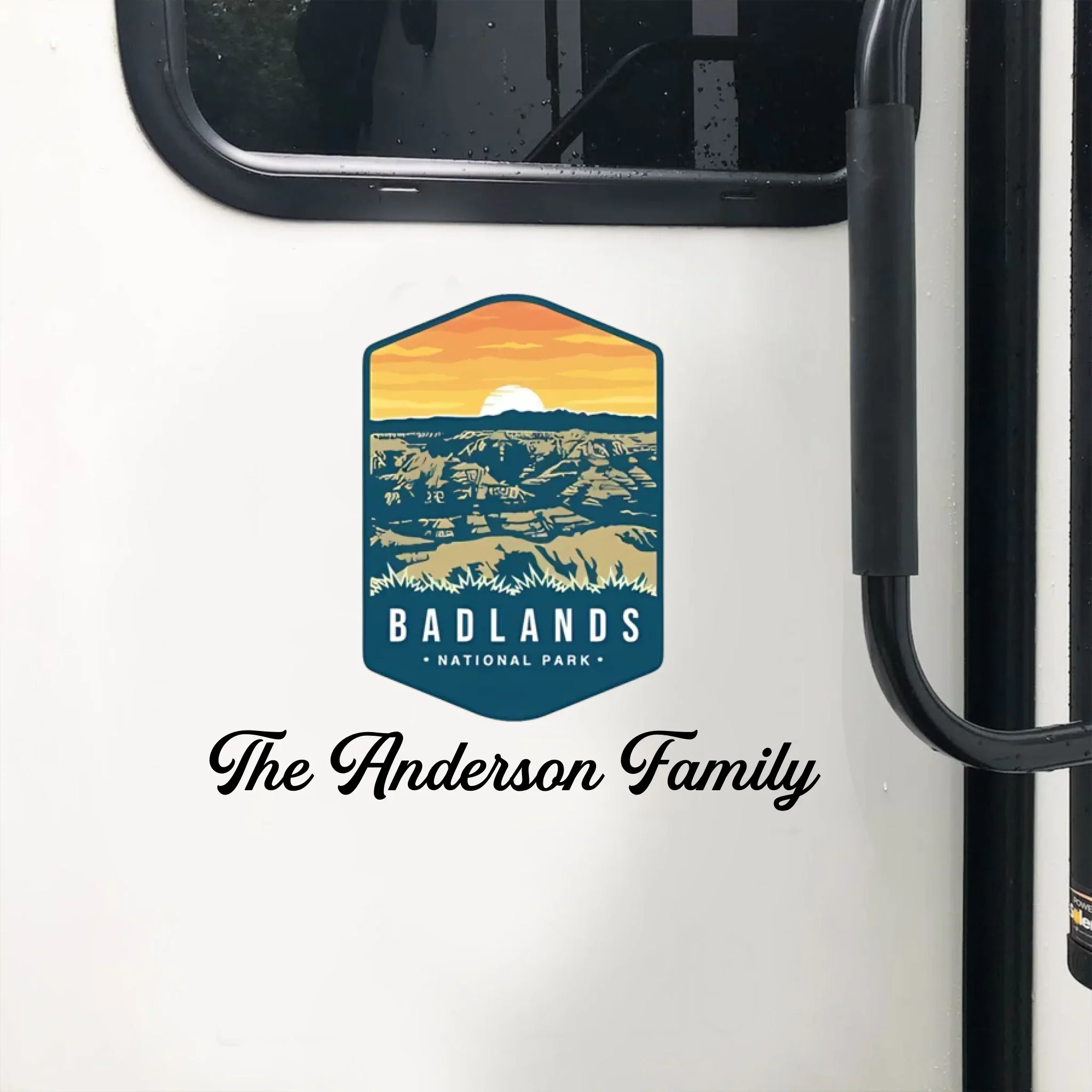 Autocollant de camping VR personnalisé – Sticker personnalisé Parc national des Badlands | Autocollant durable et résistant aux intempéries avec nom de famille pour camping-car, voiture et fenêtre – Image 2