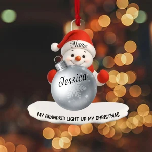 Ornement Bonhomme de Neige Personnalisé pour Mamie – Décoration de Noël Prénom Sur Mesure pour Nana, Maman ou Grand-Mère | Cadeau Acrylique « Mon Petit-Enfant Illumine Mon Noël »