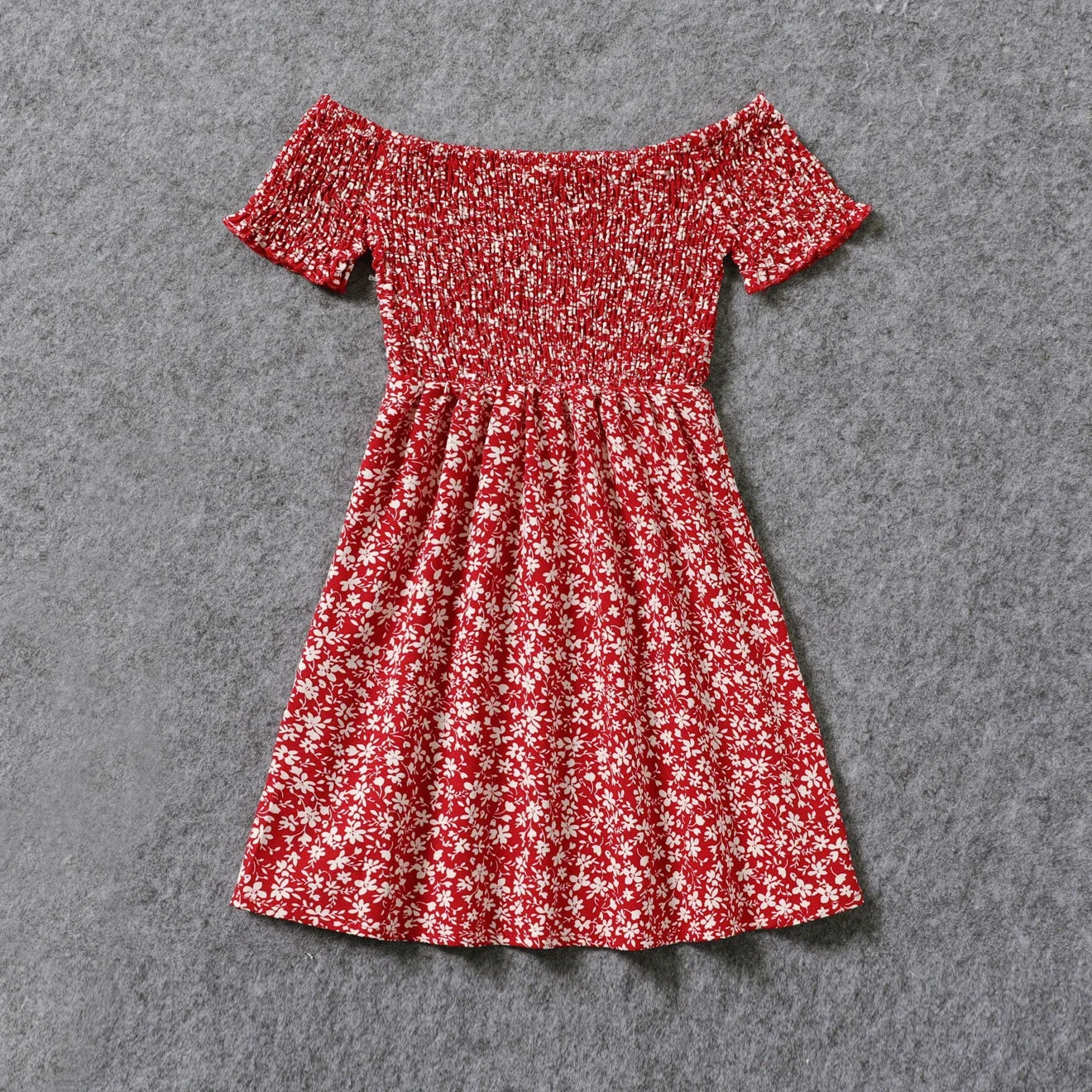 Robes rouges à fleurs et épaules dénudées pour maman et fille – Image 6