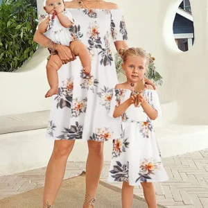 Ensemble de jolies robes fleuries pour maman et bébé