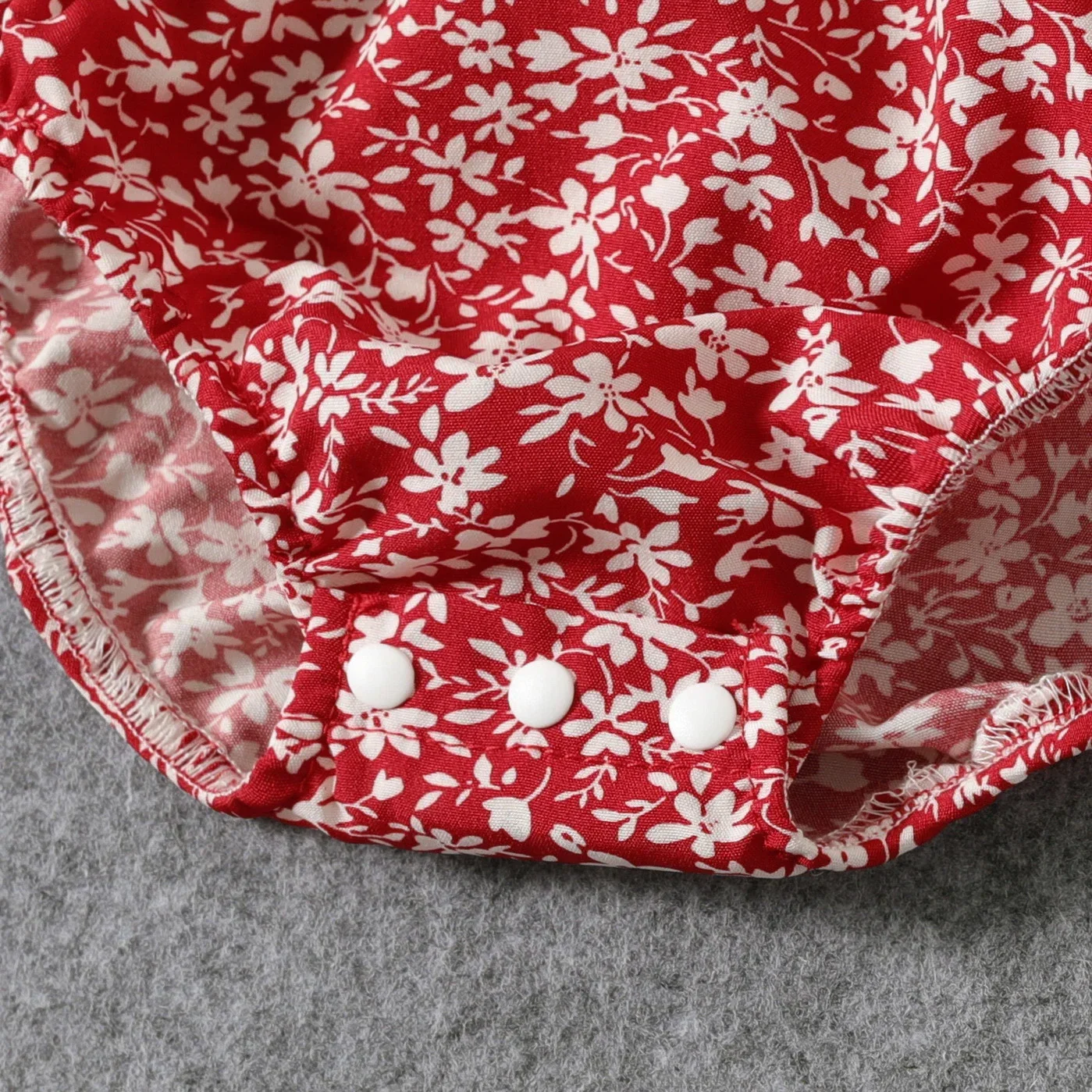 Robes rouges à fleurs et épaules dénudées pour maman et fille – Image 8