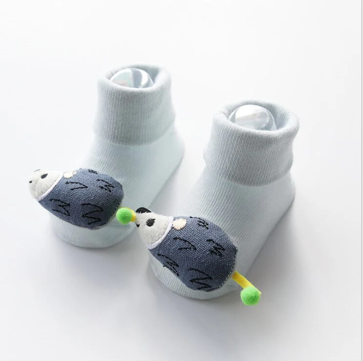 Chaussettes antidérapantes en coton pour nouveau-nés, motif poupée de dessin animé – Image 9