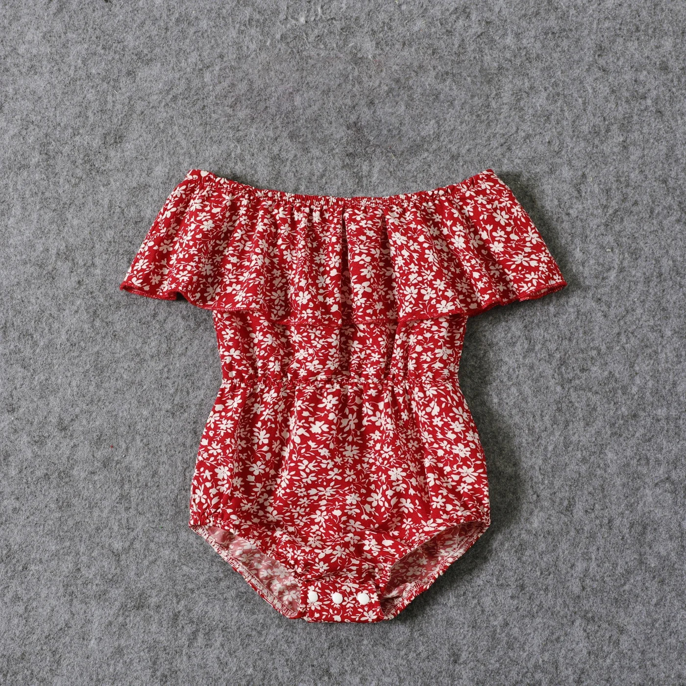 Robes rouges à fleurs et épaules dénudées pour maman et fille – Image 7