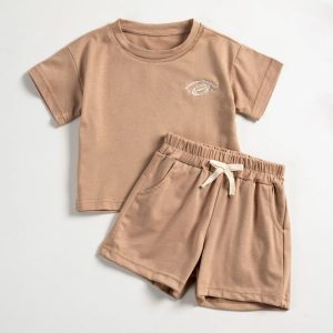 Tenues d'été pour garçons : ensemble t-shirt et short brodés de marguerites de rugby