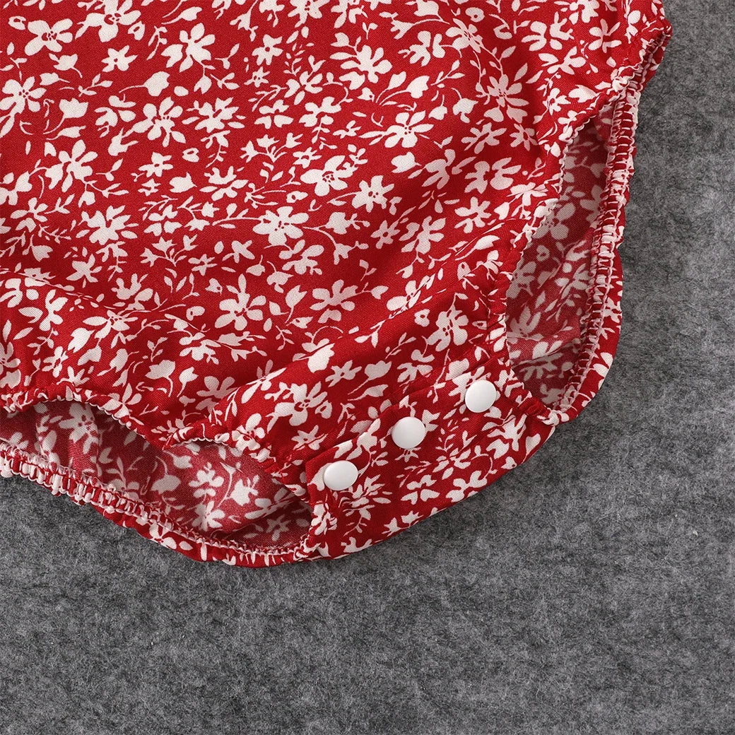 Robes rouges à fleurs et épaules dénudées pour maman et fille – Image 9