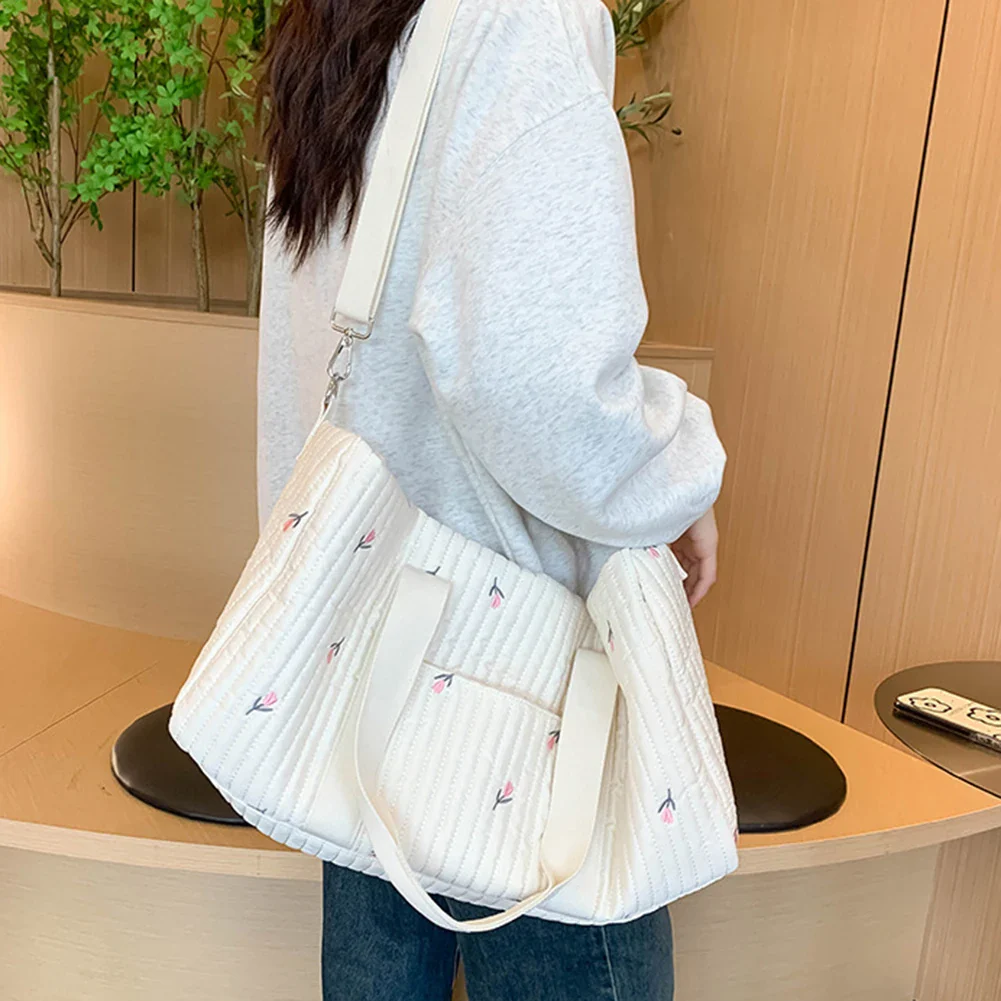 Sac à couches brodé et matelassé pour bébé, grand sac messager avec fermeture éclair, tissu en coton doux pour hôpital et voyage (motif Lapin/Tulipe) – Image 2