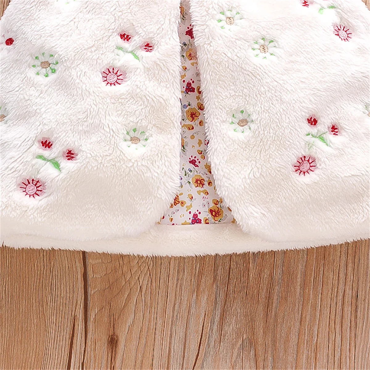 Gilet en fourrure brodé de fleurs pour petites fashionistas – Image 5