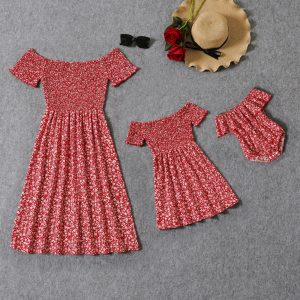 Robes rouges à fleurs et épaules dénudées pour maman et fille