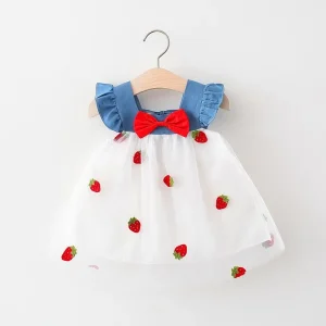 Robe de princesse d'été : broderie fraise et détails nœud