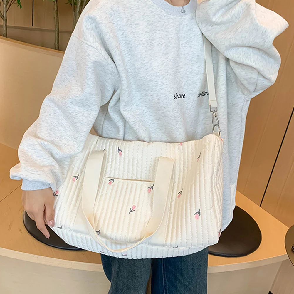 Sac à couches brodé et matelassé pour bébé, grand sac messager avec fermeture éclair, tissu en coton doux pour hôpital et voyage (motif Lapin/Tulipe) – Image 3