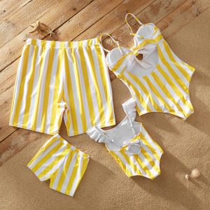 Maillots de bain jaunes d'été assortis pour la famille