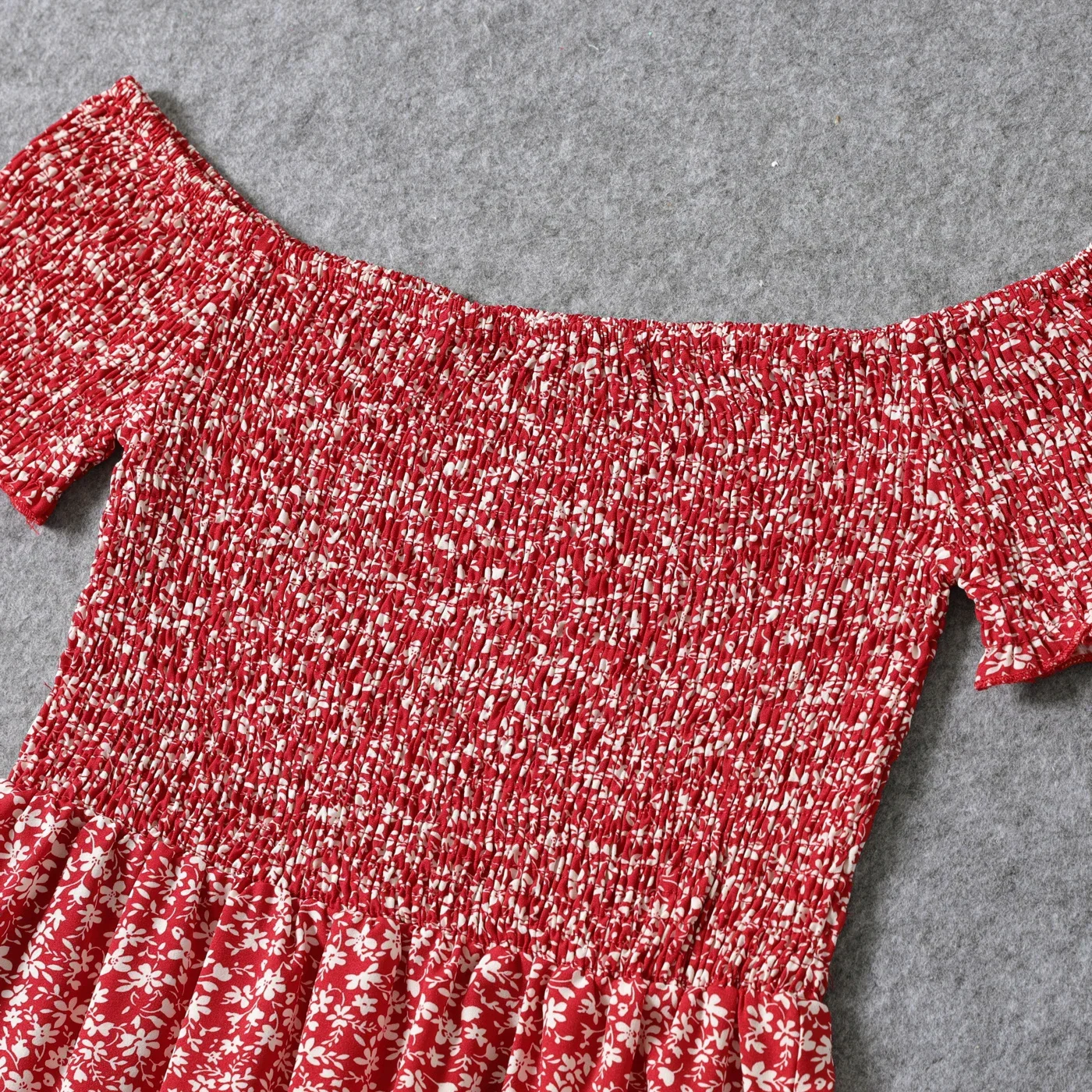 Robes rouges à fleurs et épaules dénudées pour maman et fille – Image 3