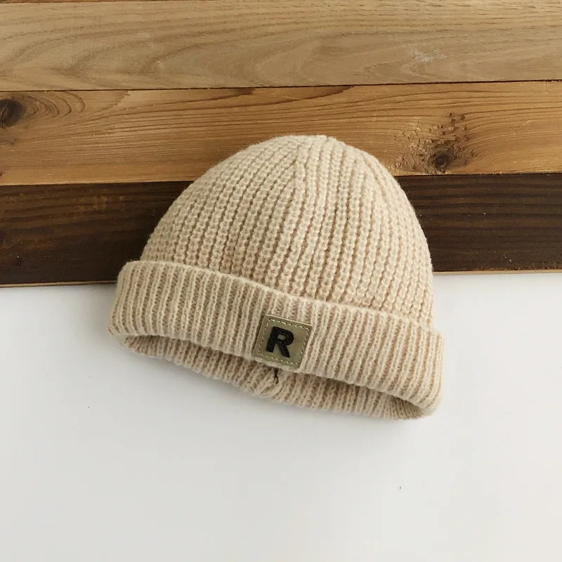 Bonnet melon chaud en tricot avec lettre R pour bébé – Image 6
