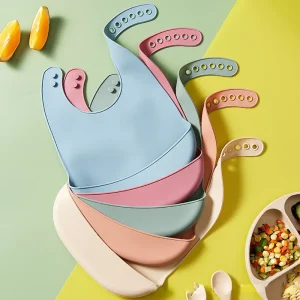 Bavoir en silicone de couleur unie avec boutons-pression réglables