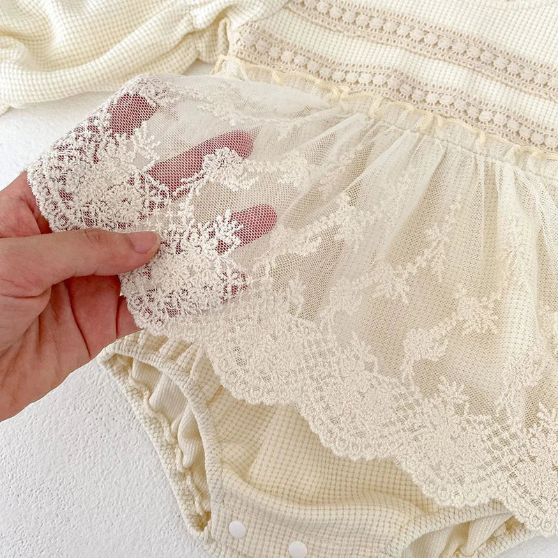 Vêtements pour bébé : Combinaison en dentelle gaufrée à manches bouffantes – Image 6