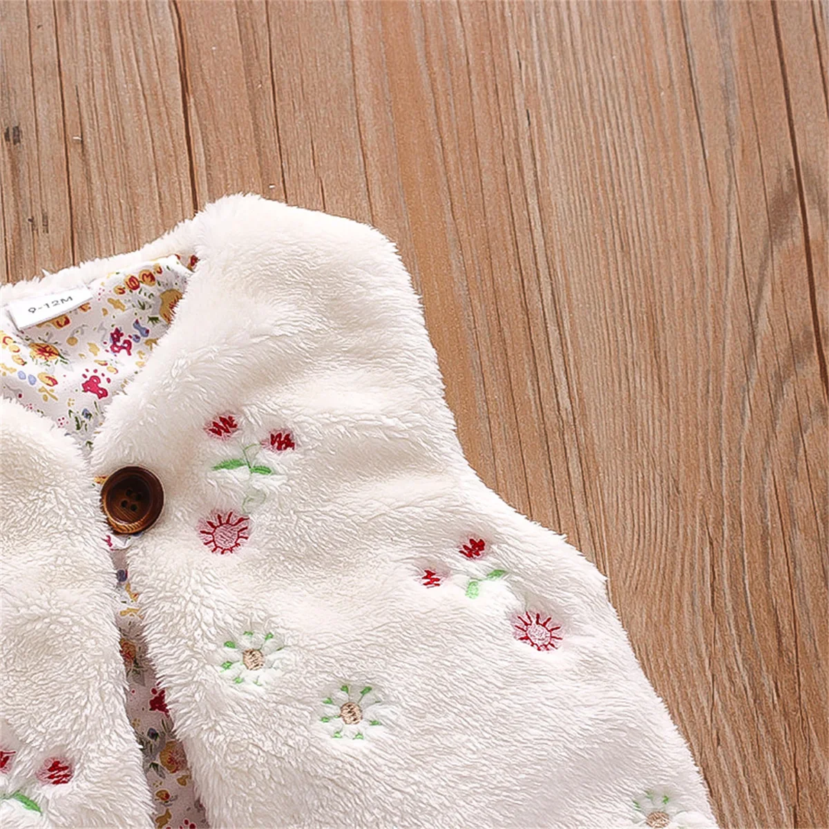Gilet en fourrure brodé de fleurs pour petites fashionistas – Image 4