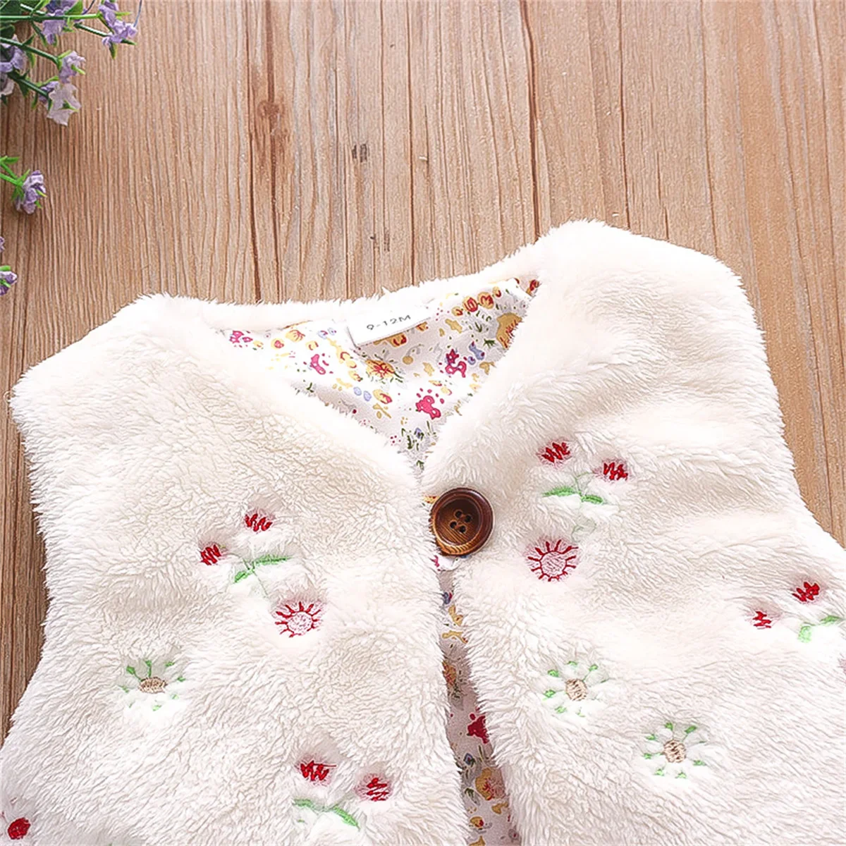 Gilet en fourrure brodé de fleurs pour petites fashionistas – Image 9
