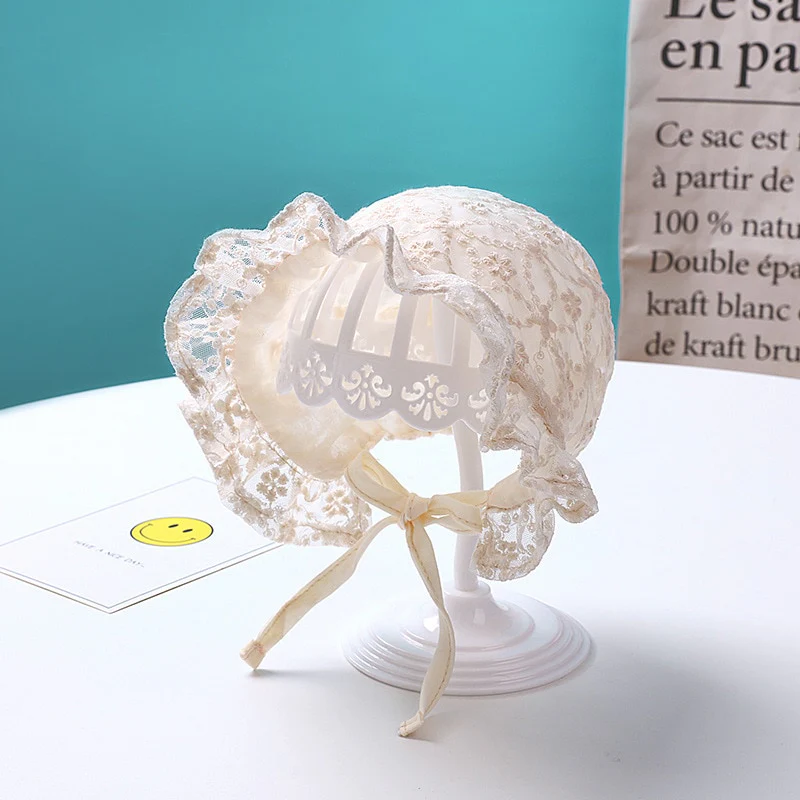 Chapeau en dentelle fleurie mignon et élégant pour nouveau-nés – Image 3