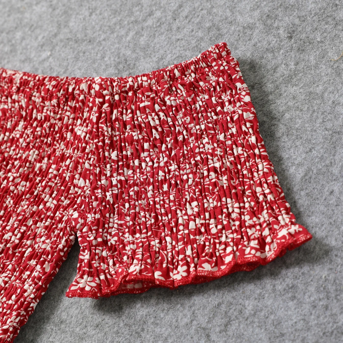 Robes rouges à fleurs et épaules dénudées pour maman et fille – Image 4