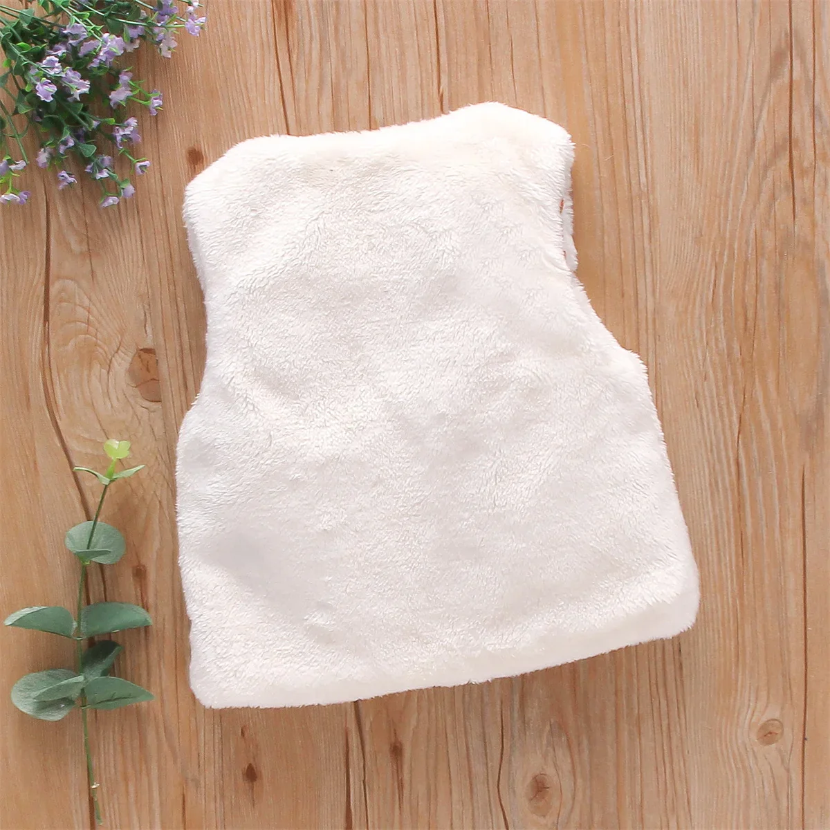 Gilet en fourrure brodé de fleurs pour petites fashionistas – Image 2