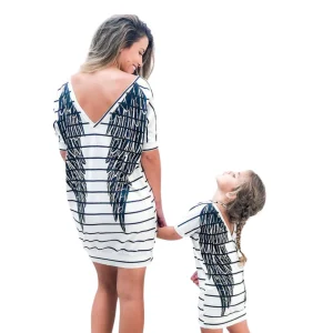 Robe t-shirt assortie à rayures et ailes d'ange pour maman et moi