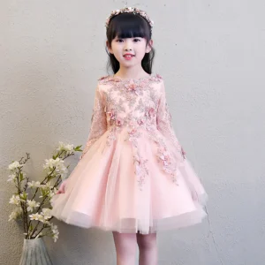 Robe fleurie en dentelle avec appliques de perles