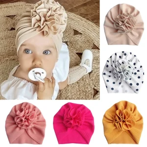 Joli chapeau à fleurs pour bébé