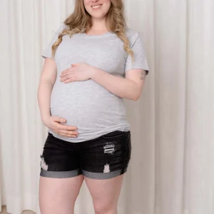 Short noir en jeans délavé avec trous