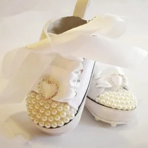 Chaussures bébé en dentelle blanche et perles